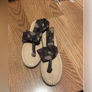 Shoe Dazzle Brown Camouflage Sandals New in Box size 8